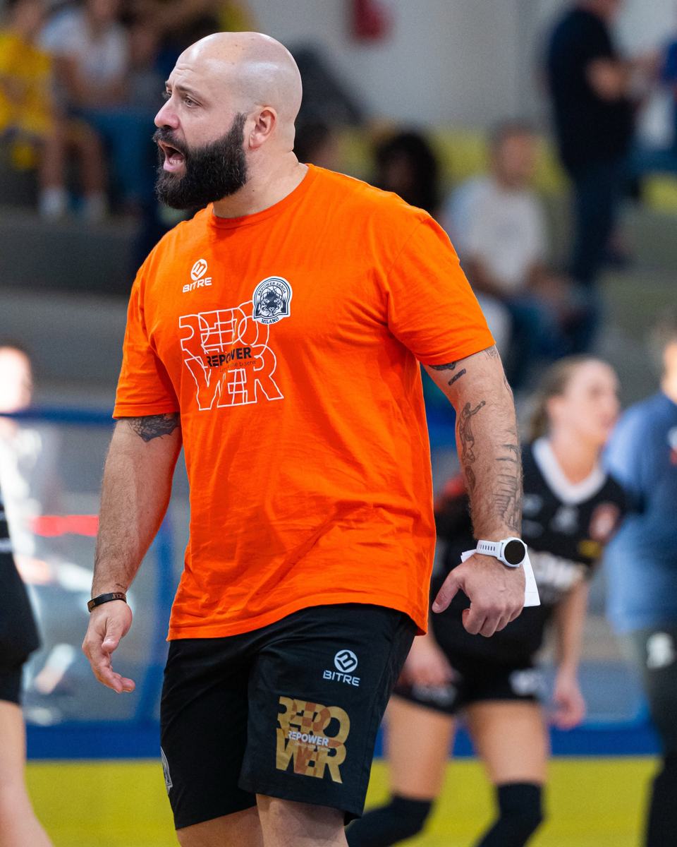 Raffaele Gennaro in panchina, in maglia arancione, durante una partita