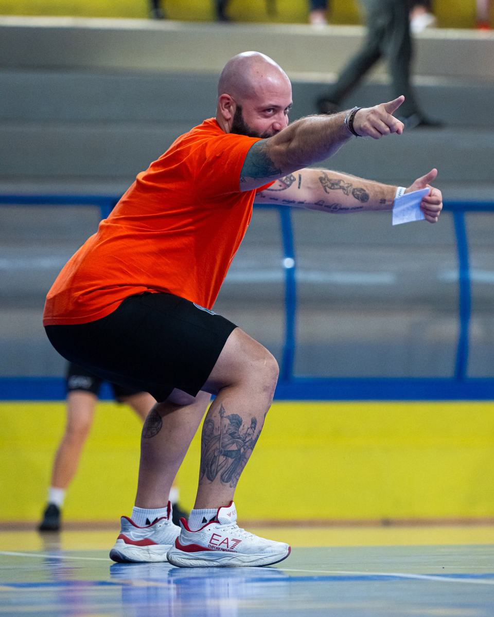 Raffaele Gennaro in squat a bordo campo, indica l'azione alla squadra