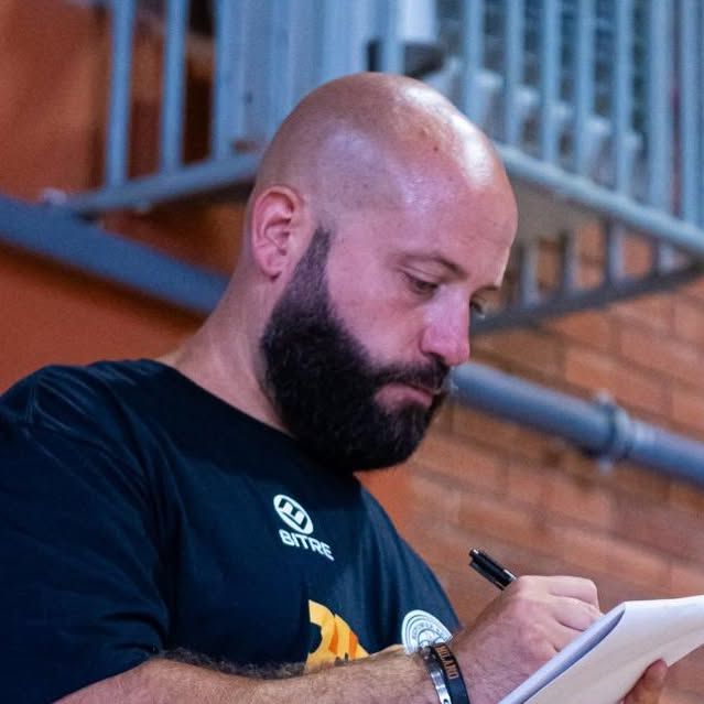 Raffaele Gennaro prende appunti a bordo campo durante la preseason