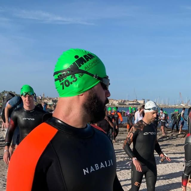Raffaele Gennaro in acqua con la cuffia Ironman 70.3 alla partenza di nuoto
